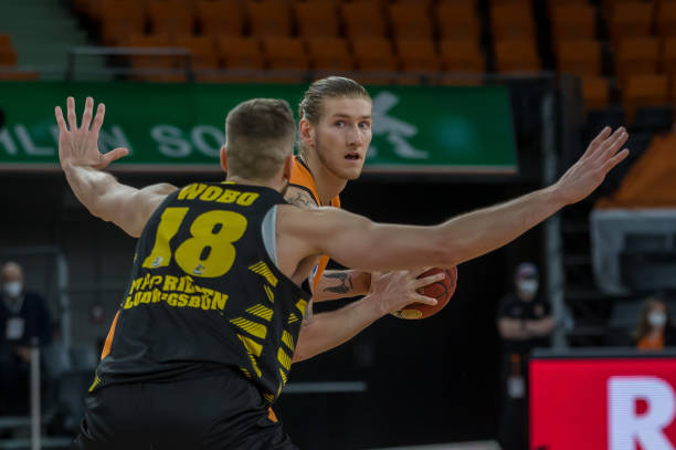 他向队友们 他向队友们